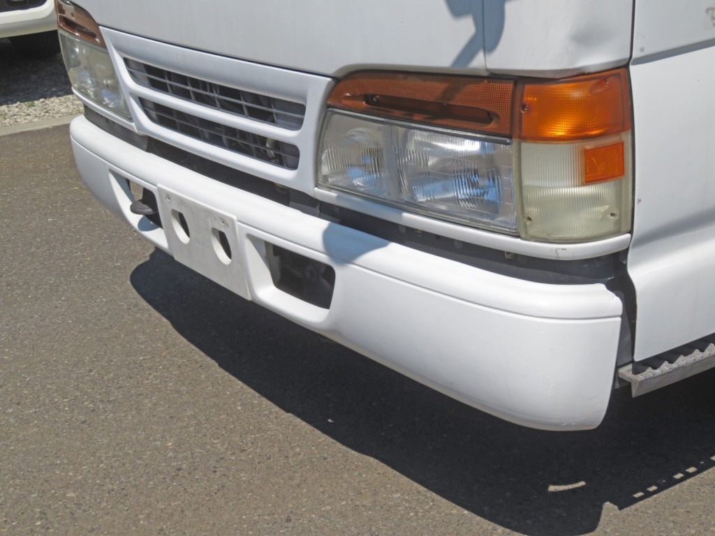 フロントバンパーに小さいキズ・色あせがあります。|いすゞ エルフ KC-NKR66EA(2WD)の写真17