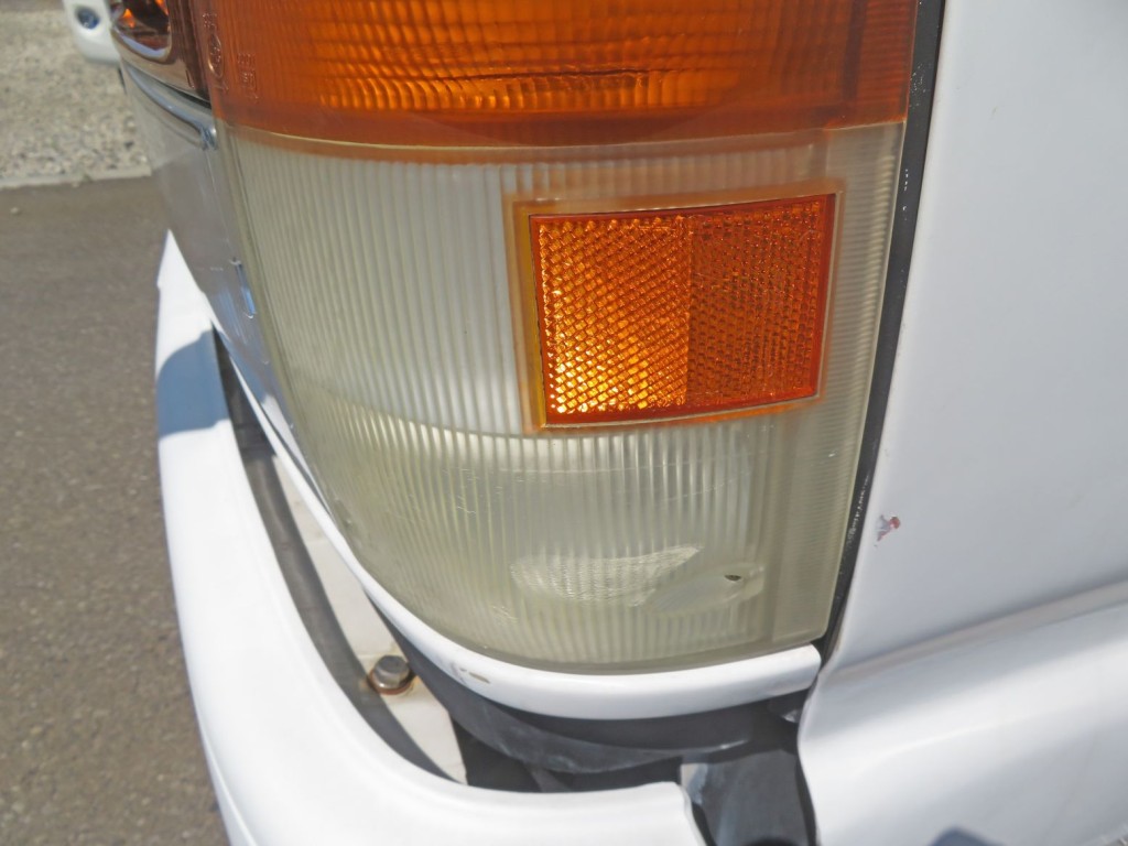 コーナーレンズに色あせがあります。|いすゞ エルフ KC-NKR66EA(2WD)の写真18