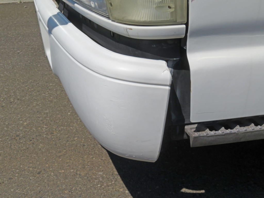 フロントバンパー助手席側に軽いねじれがあります。(下部にキズがあります)|いすゞ エルフ KC-NKR66EA(2WD)の写真19