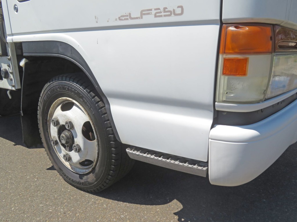 運転席側ドア下部に細かいキズがあります。|いすゞ エルフ KC-NKR66EA(2WD)の写真20