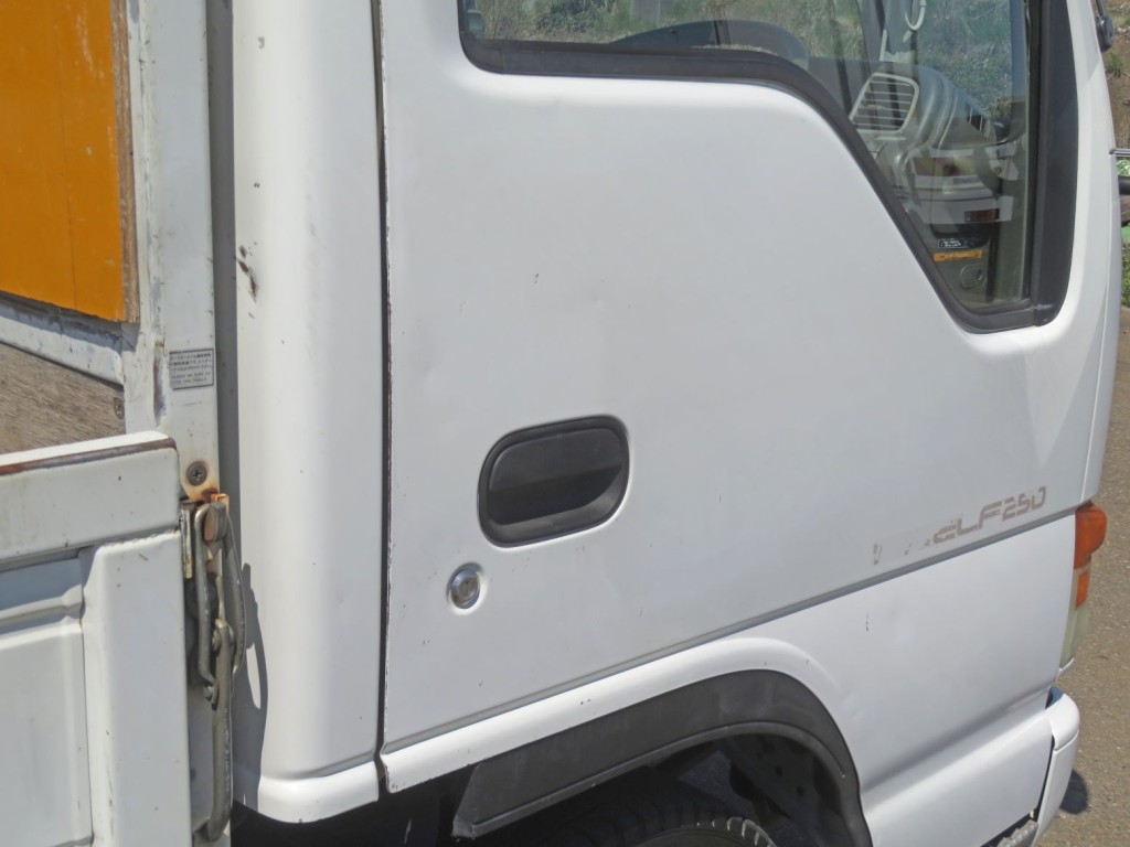 運転席側ドアに細かいキズ・看板はがし跡があります。(キャブ後方にキズ・塗装の剥がれがあります)|いすゞ エルフ KC-NKR66EA(2WD)の写真22