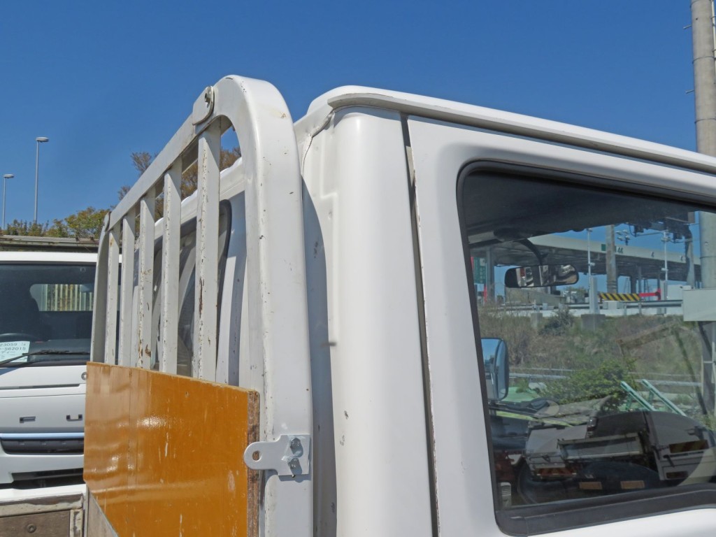 キャブ後方に看板はがし跡があります。|いすゞ エルフ KC-NKR66EA(2WD)の写真23