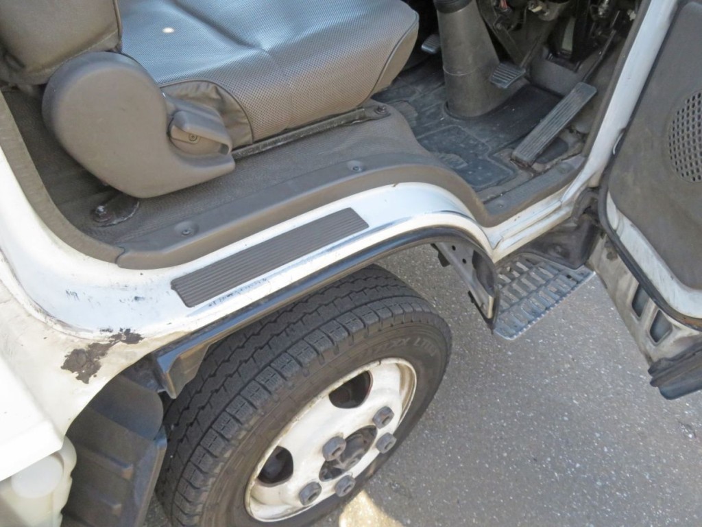 運転席側乗り口にキズ・スレ・塗装の剝がれがあります。|いすゞ エルフ KC-NKR66EA(2WD)の写真24