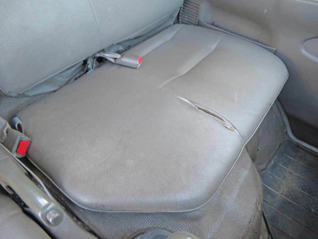 助手席側中央の座面に破れがあります。|いすゞ エルフ KC-NKR66EA(2WD)の写真26