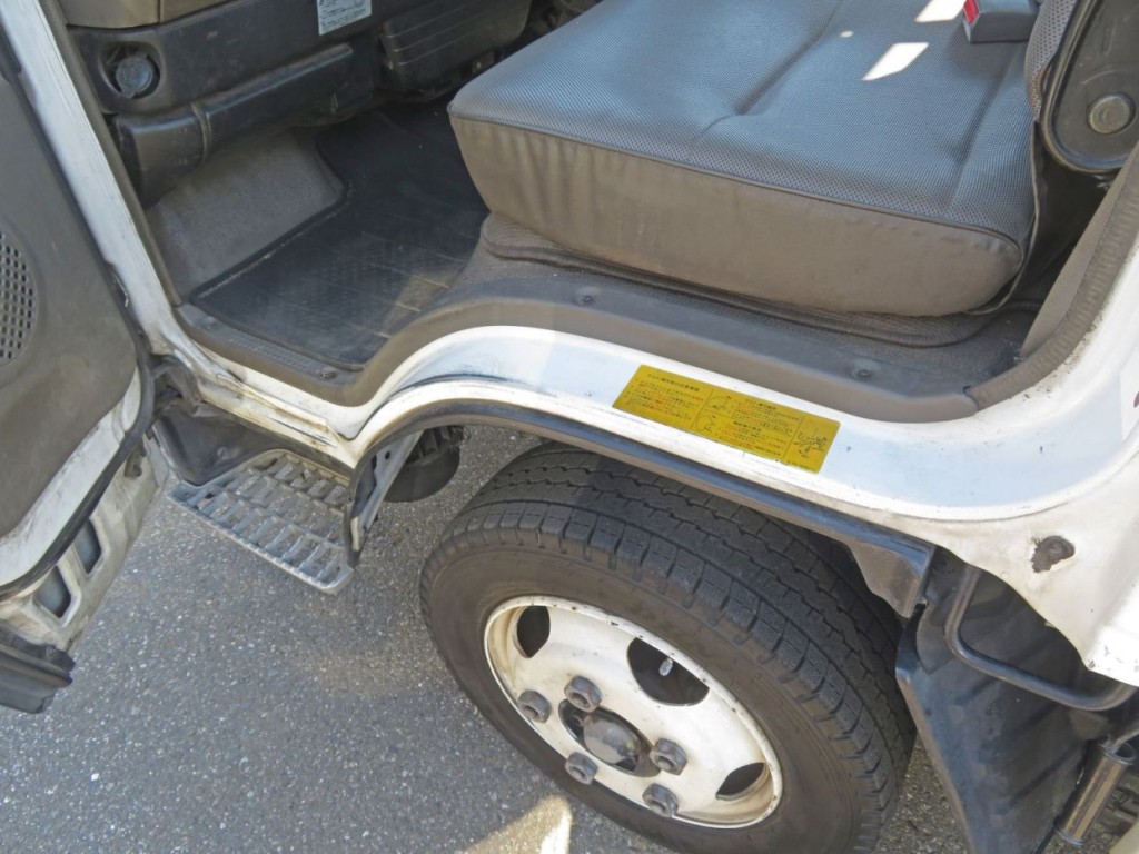 助手席側乗り口にキズ・スレ・塗装の剝がれがあります。|いすゞ エルフ KC-NKR66EA(2WD)の写真27