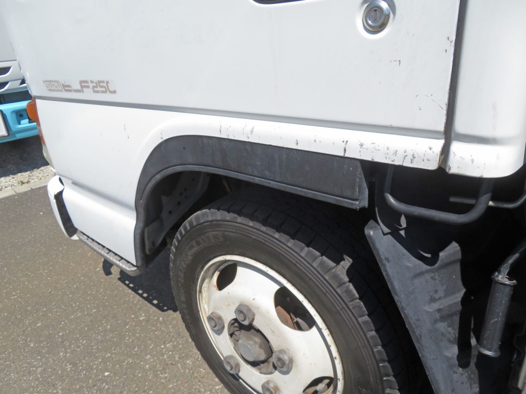 助手席側ドア下部にキズがあります。|いすゞ エルフ KC-NKR66EA(2WD)の写真28