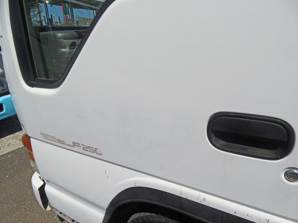 ドアに看板はがし跡があります。|いすゞ エルフ KC-NKR66EA(2WD)の写真29