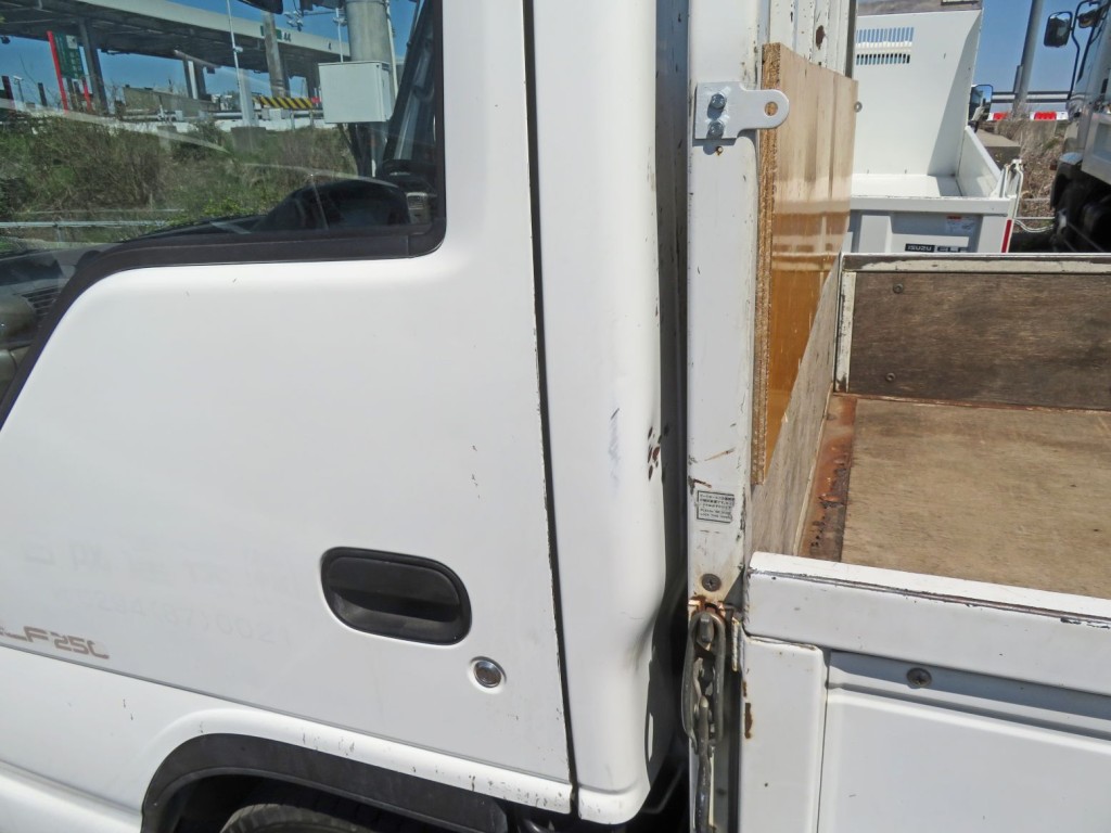 キャブ後方にヘコミ・キズ・塗装の剥がれがあります・|いすゞ エルフ KC-NKR66EA(2WD)の写真30