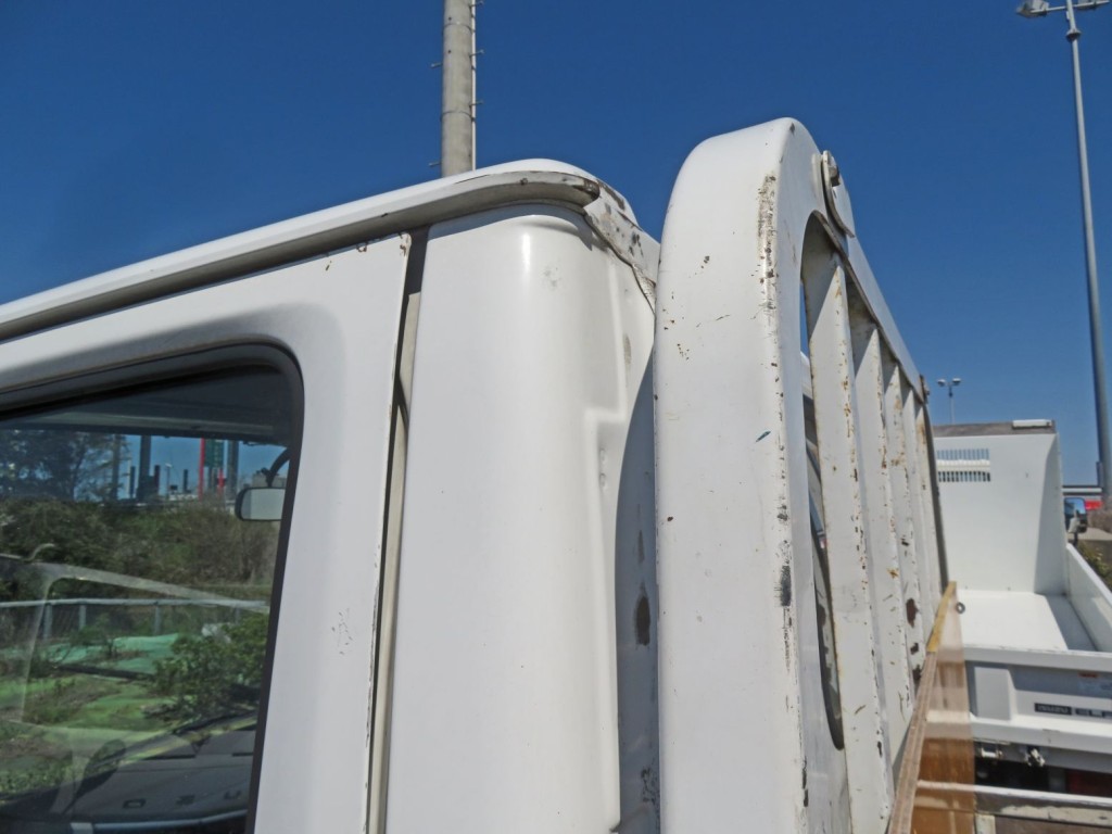 ドア上部に細かいキズがあります。|いすゞ エルフ KC-NKR66EA(2WD)の写真31