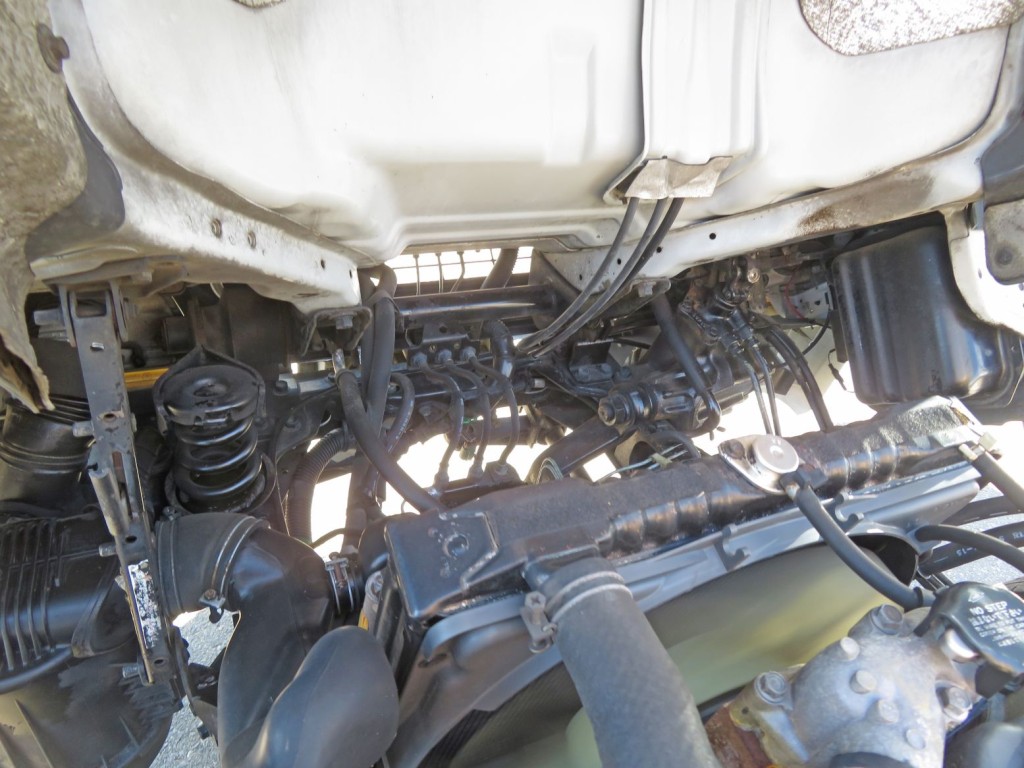 キャブ下に軽いサビがあります。|いすゞ エルフ KC-NKR66EA(2WD)の写真32