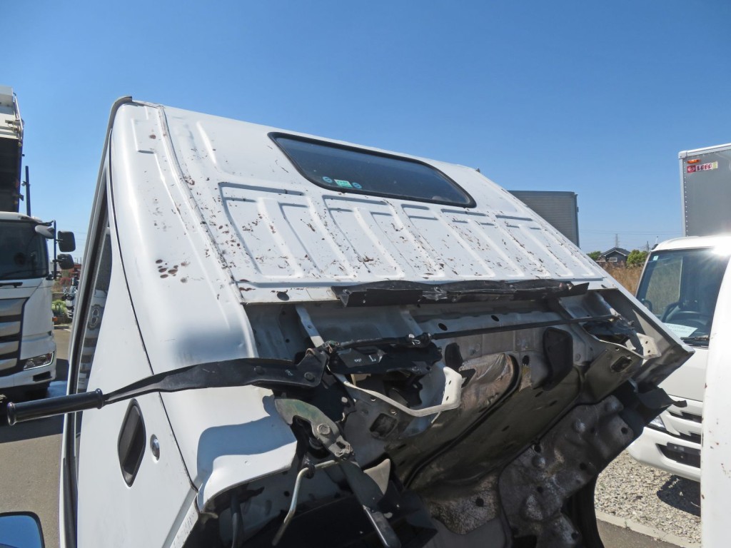 キャブ後方にサビ・キズ・塗装の剝がれがあります。|いすゞ エルフ KC-NKR66EA(2WD)の写真33