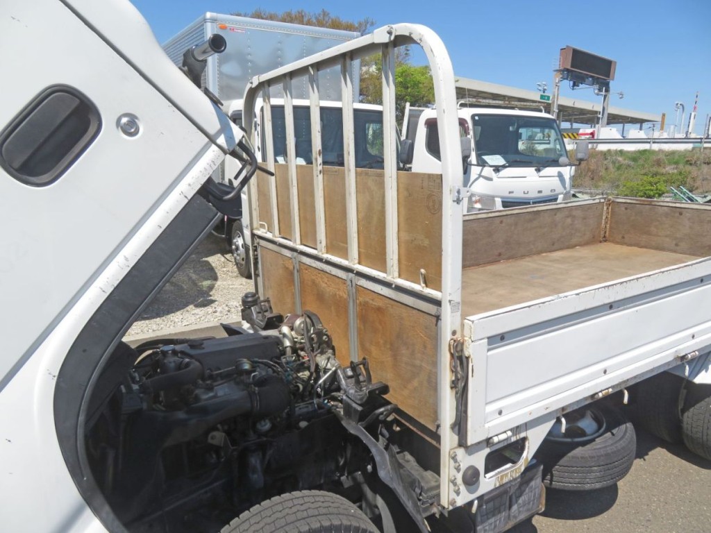 鳥居前方にサビ・キズがあります。|いすゞ エルフ KC-NKR66EA(2WD)の写真34