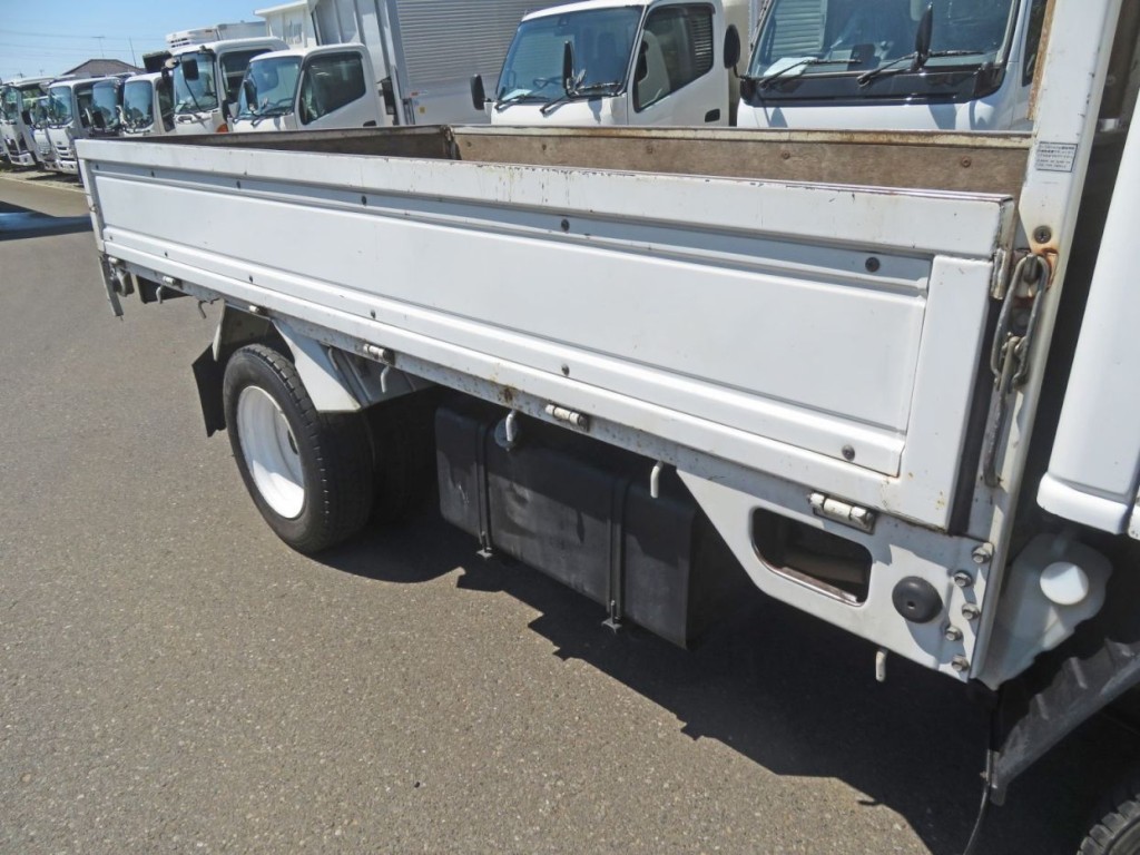 あおりに細かいキズがあります。|いすゞ エルフ KC-NKR66EA(2WD)の写真35