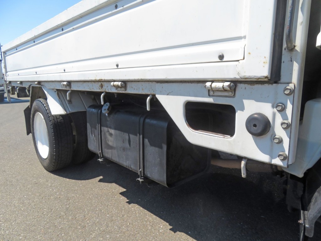 サイドレールにサビがあります。|いすゞ エルフ KC-NKR66EA(2WD)の写真36