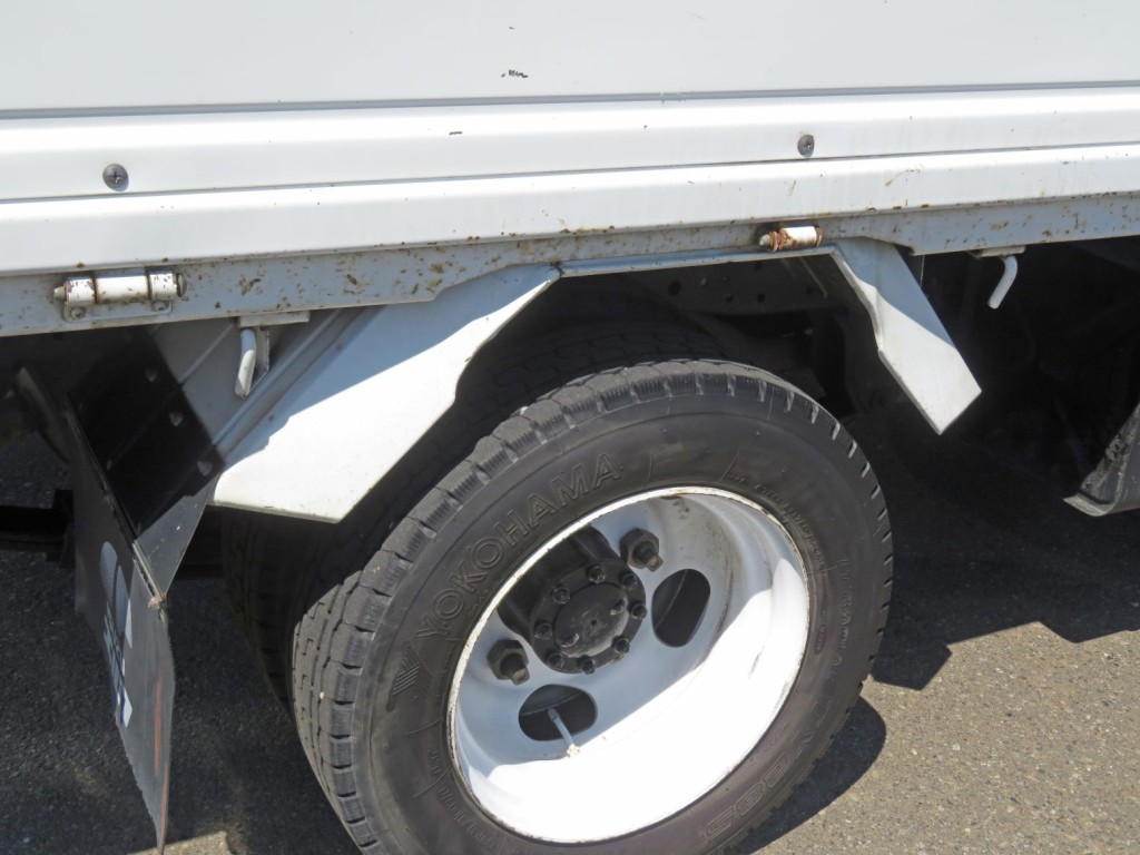 リアフェンダーに細かいサビとキズ・後方に軽い曲がりがあります。|いすゞ エルフ KC-NKR66EA(2WD)の写真37