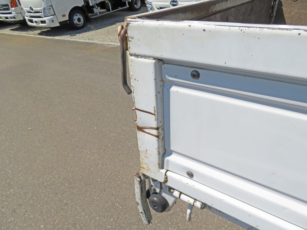 あおり後方にサビ・キズがあります。|いすゞ エルフ KC-NKR66EA(2WD)の写真38