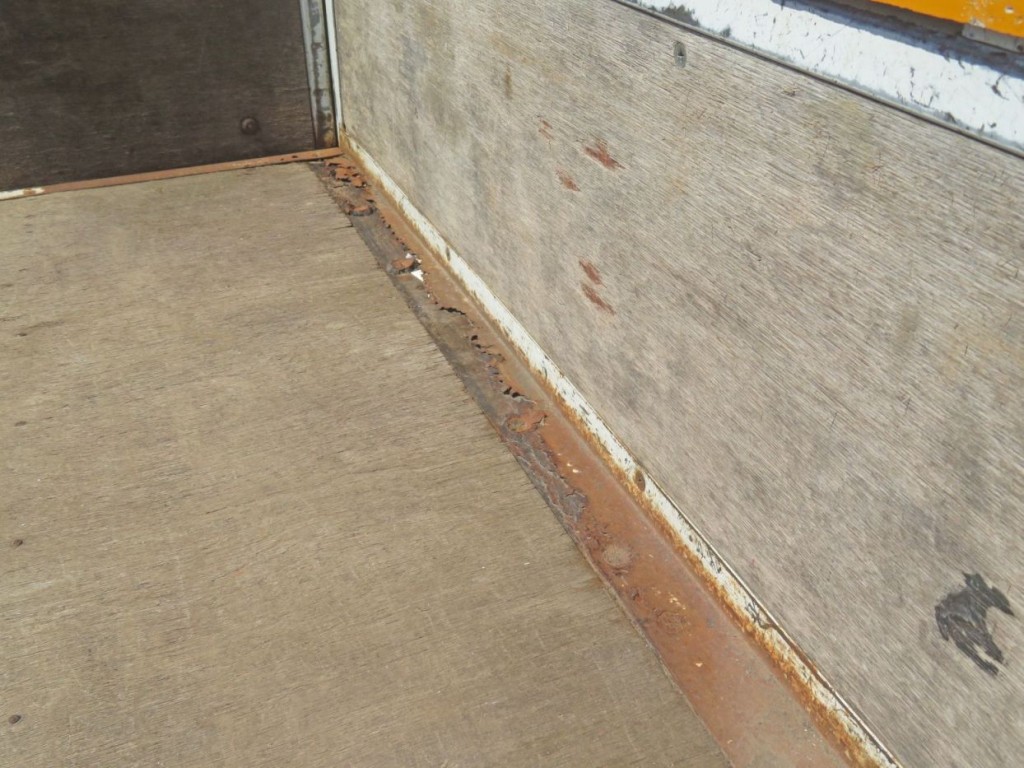 荷台前方にサビ・腐食があります。|いすゞ エルフ KC-NKR66EA(2WD)の写真40