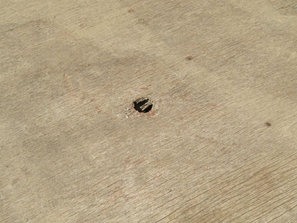 床に穴を開けた跡があります。|いすゞ エルフ KC-NKR66EA(2WD)の写真41