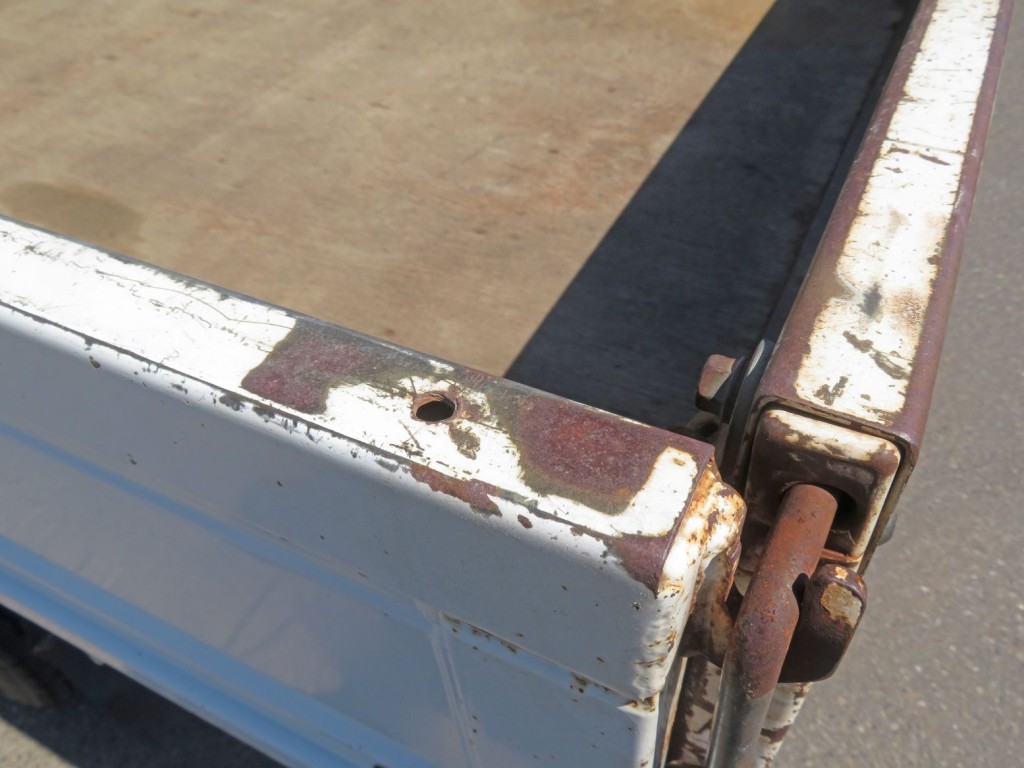 あおり後方にドリル穴・サビ・キズがあります。|いすゞ エルフ KC-NKR66EA(2WD)の写真42