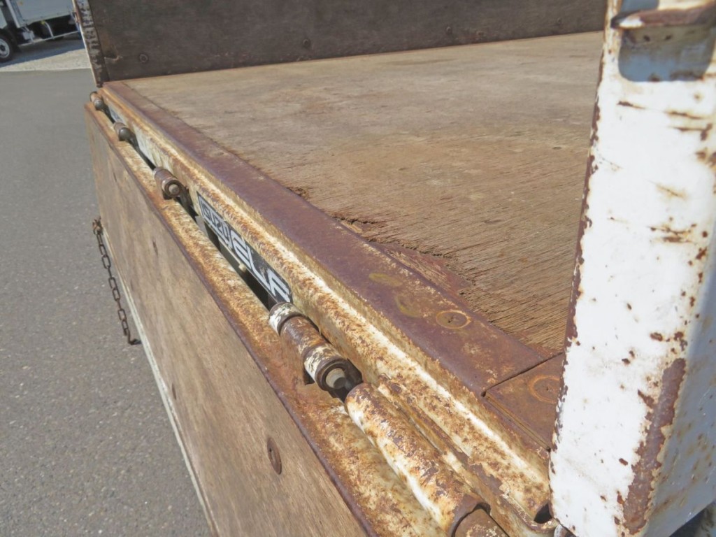 リアレーレール周り・あおり下部にサビがあります。(床板日削れ箇所があります)|いすゞ エルフ KC-NKR66EA(2WD)の写真43