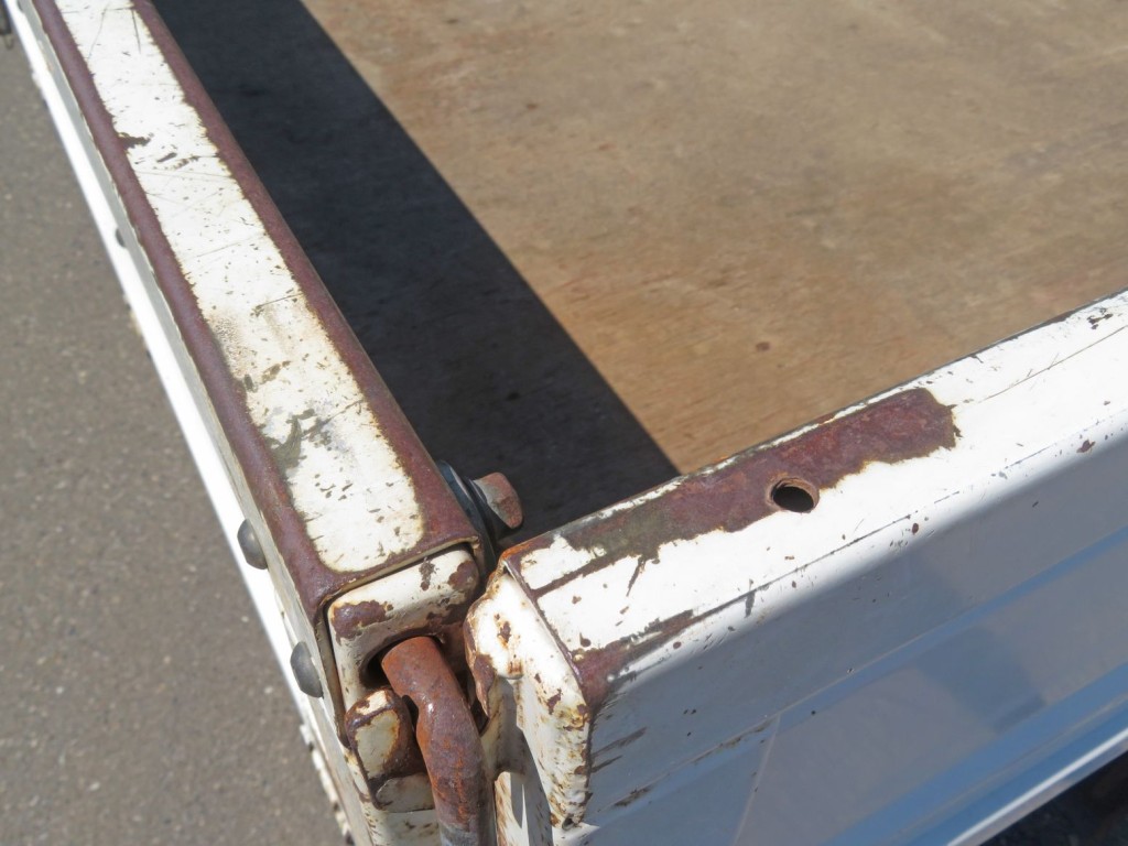 あおり後方にドリル穴・サビ・キズがあります。|いすゞ エルフ KC-NKR66EA(2WD)の写真44