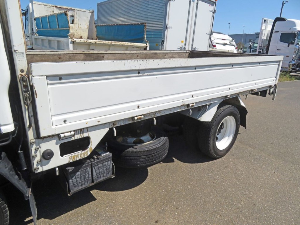 あおりに細かいキズがあります。|いすゞ エルフ KC-NKR66EA(2WD)の写真46