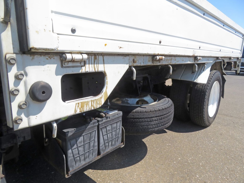 サイドレールにサビがあります。|いすゞ エルフ KC-NKR66EA(2WD)の写真47