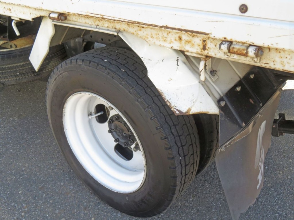 リアフェンダーに細かいサビとキズ・後方に軽い曲がりがあります。|いすゞ エルフ KC-NKR66EA(2WD)の写真49