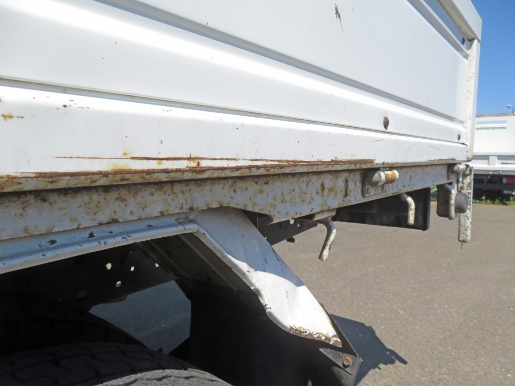 あおり下部にサビ・キズがあります。|いすゞ エルフ KC-NKR66EA(2WD)の写真50