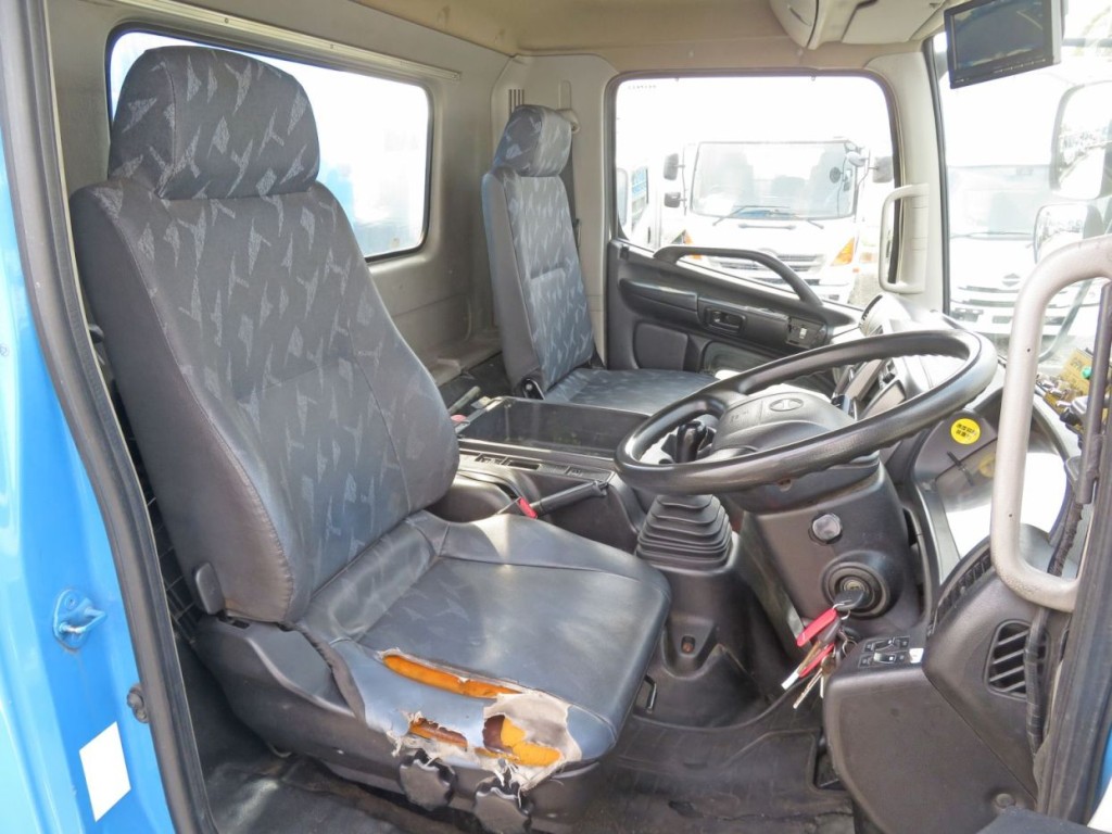 運転席座面にヘタリ・破れがあります。|日野 レンジャー QKG-FJ7JGAAの写真6