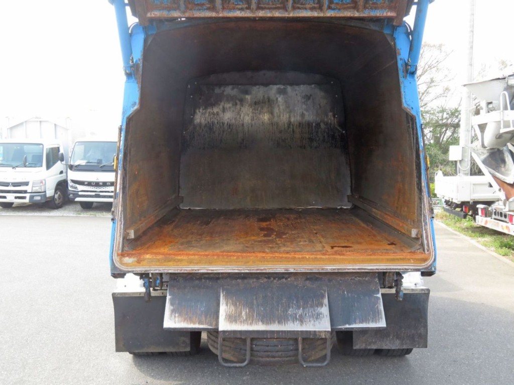 タンク内部の状態です。（サビがあります）|日野 レンジャー QKG-FJ7JGAAの写真9