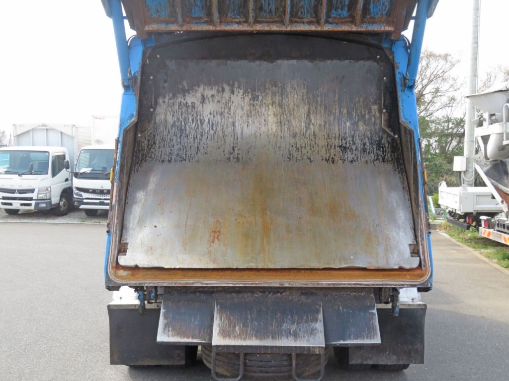 排出板の状態です。（下部に軽い曲がり・小さい欠けがあります）|日野 レンジャー QKG-FJ7JGAAの写真10