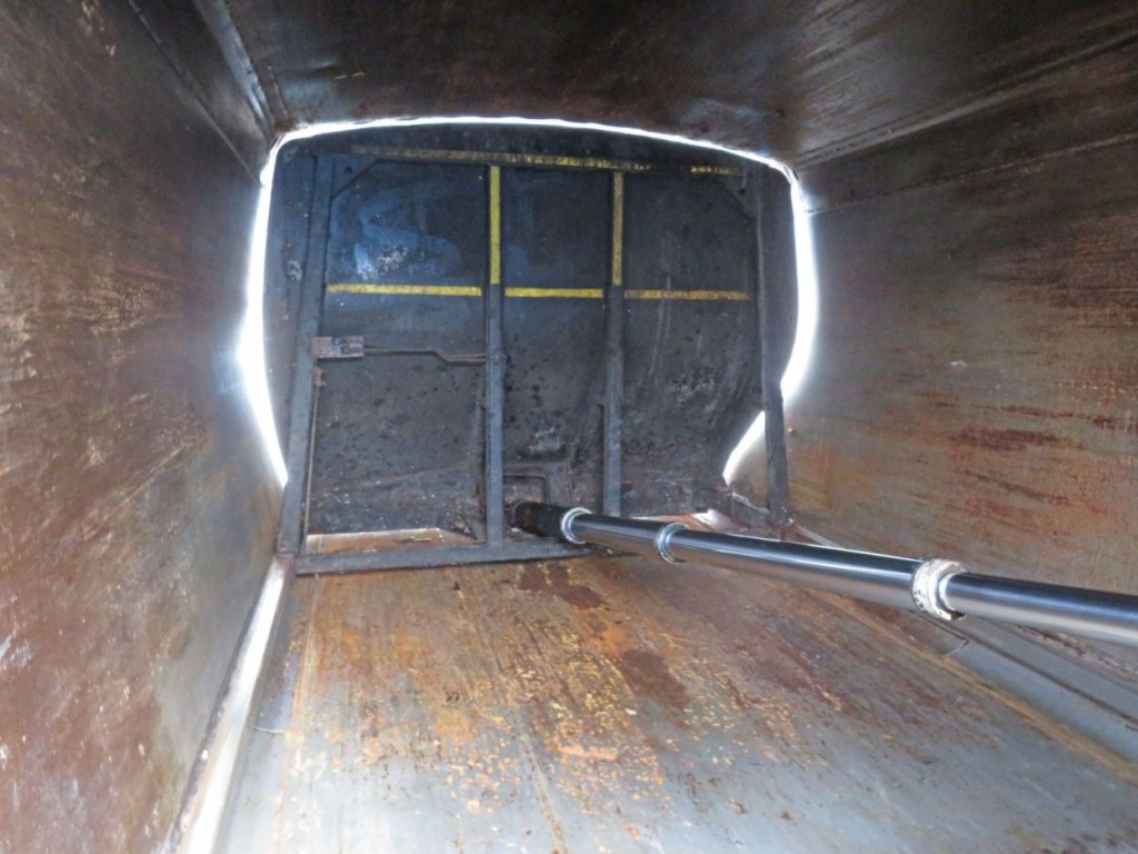 排出板裏面にサビ・軽い腐食があります。|日野 レンジャー QKG-FJ7JGAAの写真11