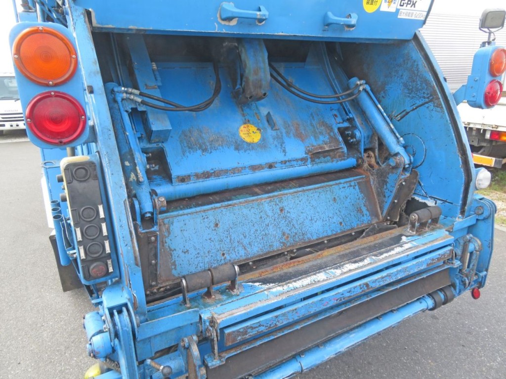 裏面にキズ・サビがあります。|日野 レンジャー QKG-FJ7JGAAの写真12