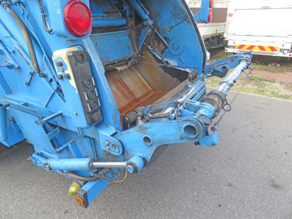 コンテナ傾倒装置付きです。|日野 レンジャー QKG-FJ7JGAAの写真14