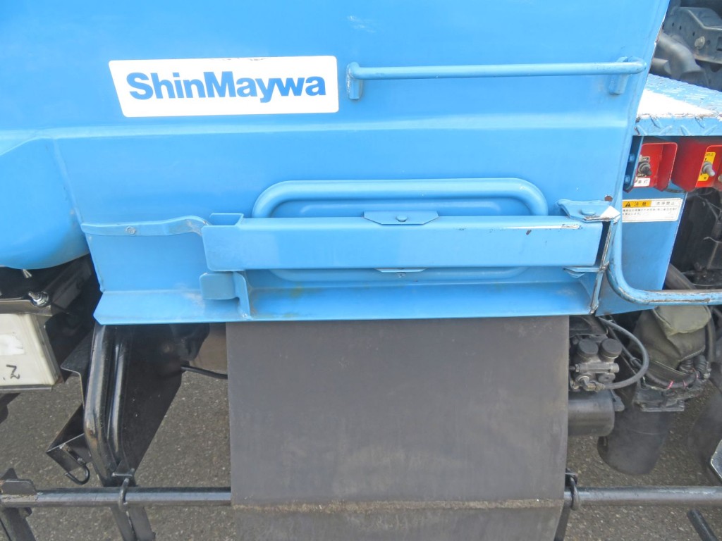 運転席側横面に排水のフタがあります。|日野 レンジャー QKG-FJ7JGAAの写真23