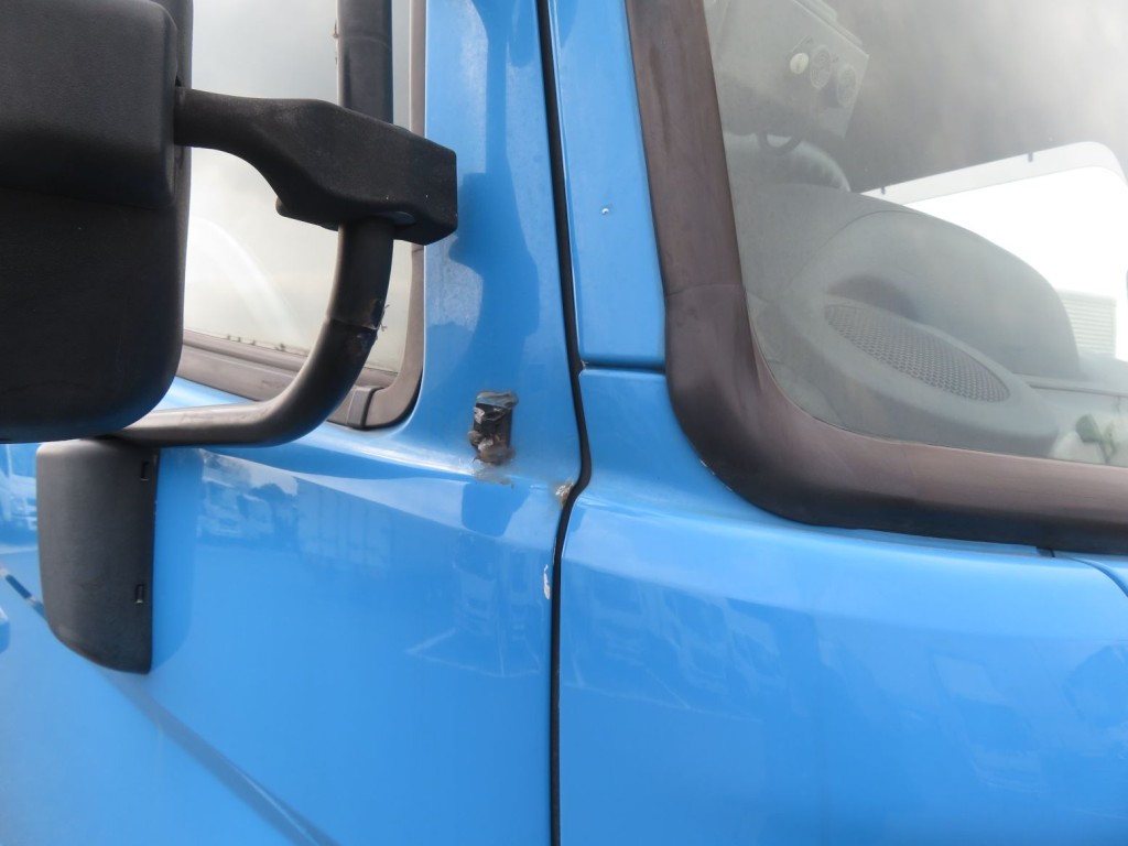 運転席側ドア前方に塗装の剥がれ・コーキング付着箇所があります。|日野 レンジャー QKG-FJ7JGAAの写真33