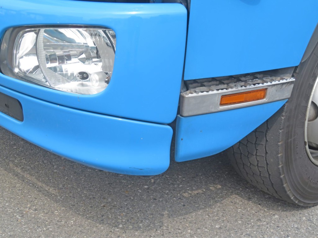 フロントバンパー周りに細かいキズがあります。|日野 レンジャー QKG-FJ7JGAAの写真38