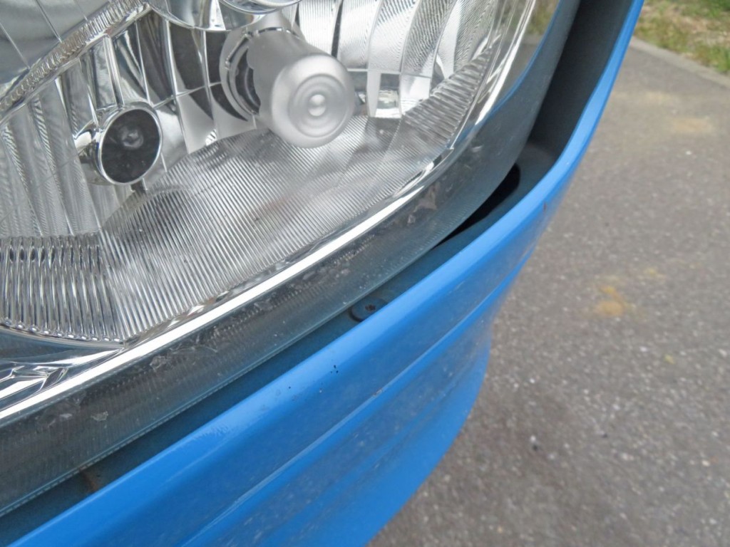 ヘッドライトレンズ内にバルブの割れた破片が入っています。|日野 レンジャー QKG-FJ7JGAAの写真39