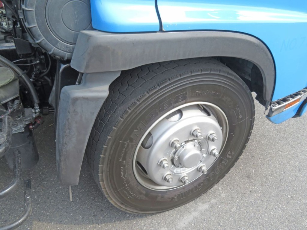 フロントフェンダーの樹脂に色あせがあります。|日野 レンジャー QKG-FJ7JGAAの写真40