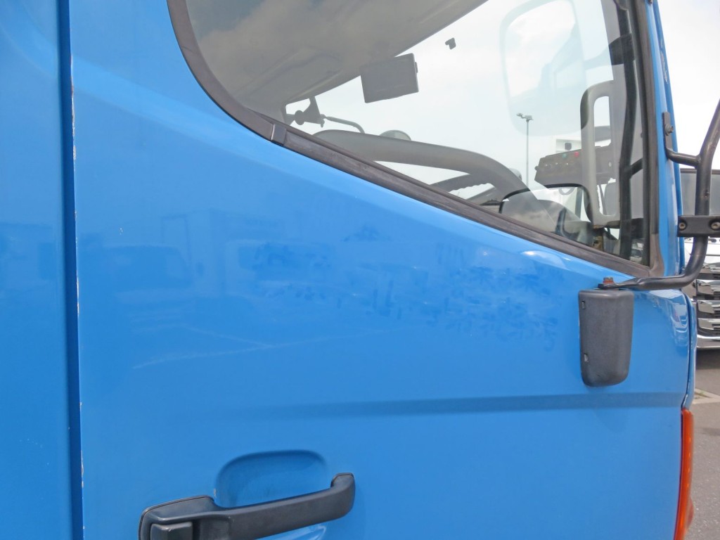 ドアに看板はがし跡があります。|日野 レンジャー QKG-FJ7JGAAの写真43