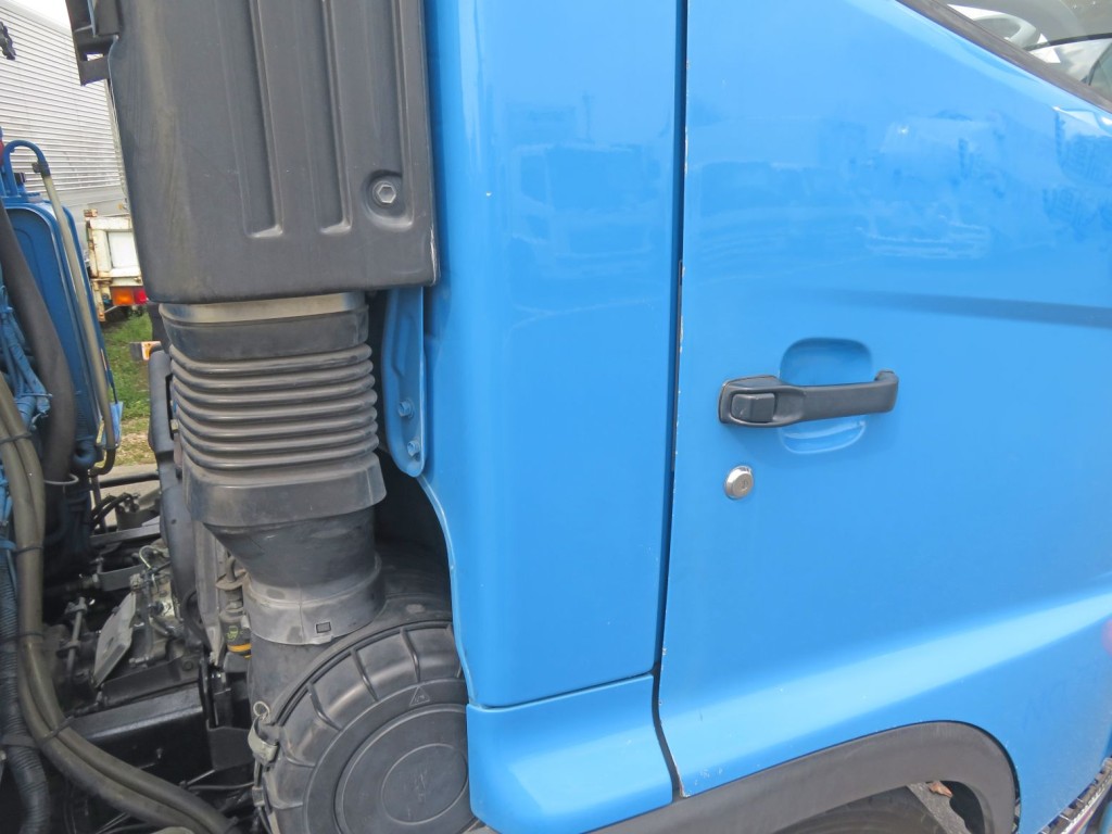 ドアに塗装の剥がれ・小さいキズがあります。|日野 レンジャー QKG-FJ7JGAAの写真44