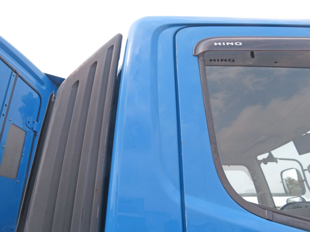 キャブ後方に看板はがし跡があります。|日野 レンジャー QKG-FJ7JGAAの写真45