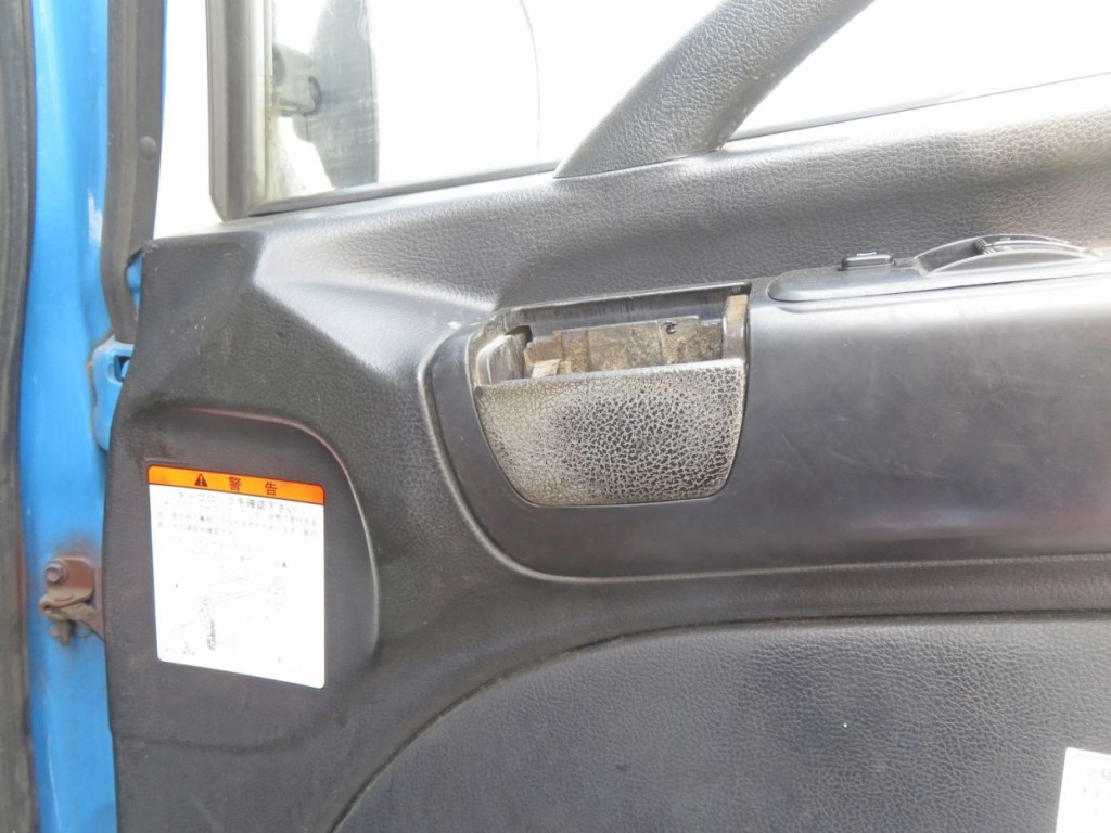 運転席側ドアの灰皿に割れ・色むらがあります。|日野 レンジャー QKG-FJ7JGAAの写真46