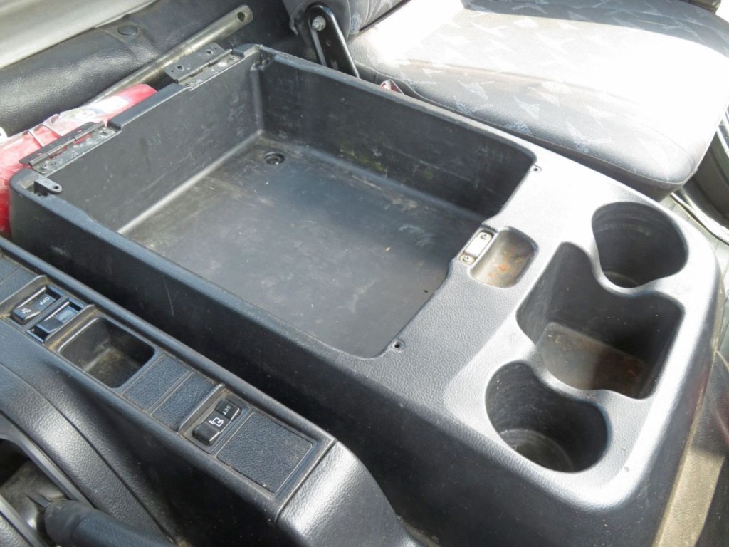 センターコンソールの状態です。（フタが外れています）※フタあります。|日野 レンジャー QKG-FJ7JGAAの写真48