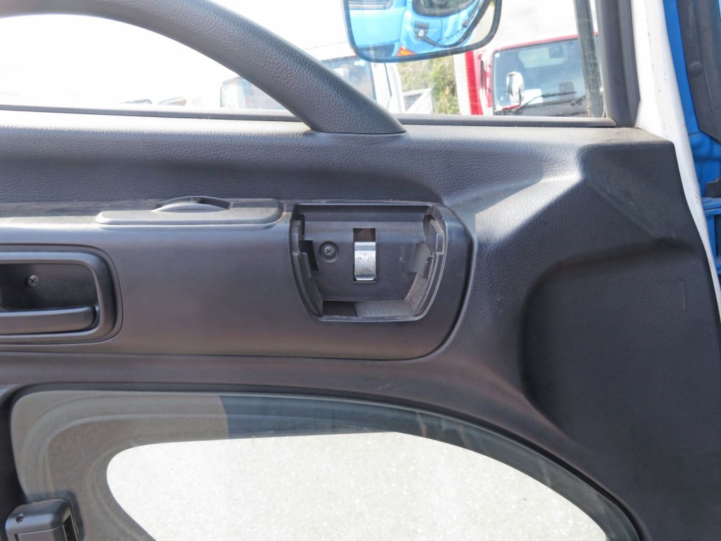 助手席側ドアの灰皿が欠品しています。|日野 レンジャー QKG-FJ7JGAAの写真49