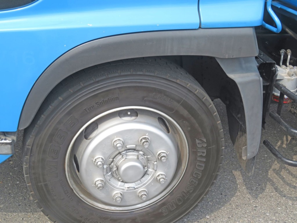 フロントフェンダーの樹脂に色あせがあります。|日野 レンジャー QKG-FJ7JGAAの写真50