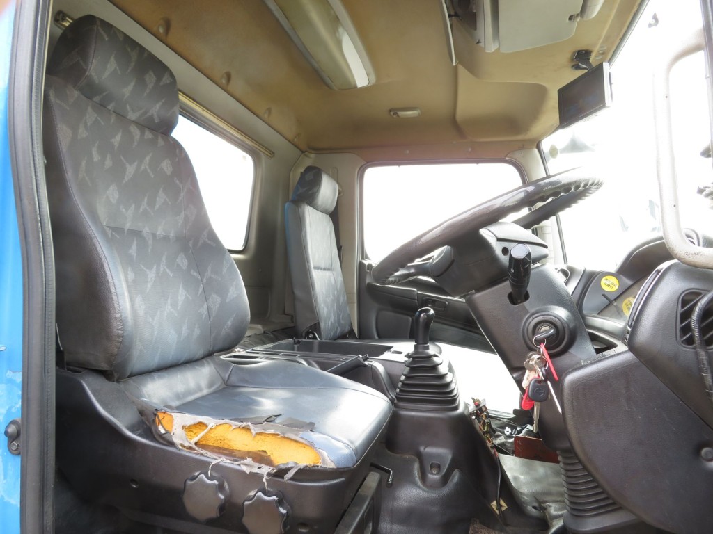 運転席座面にヘタリ・破れがあります。|日野 レンジャー TKG-GC7JGAAの写真6