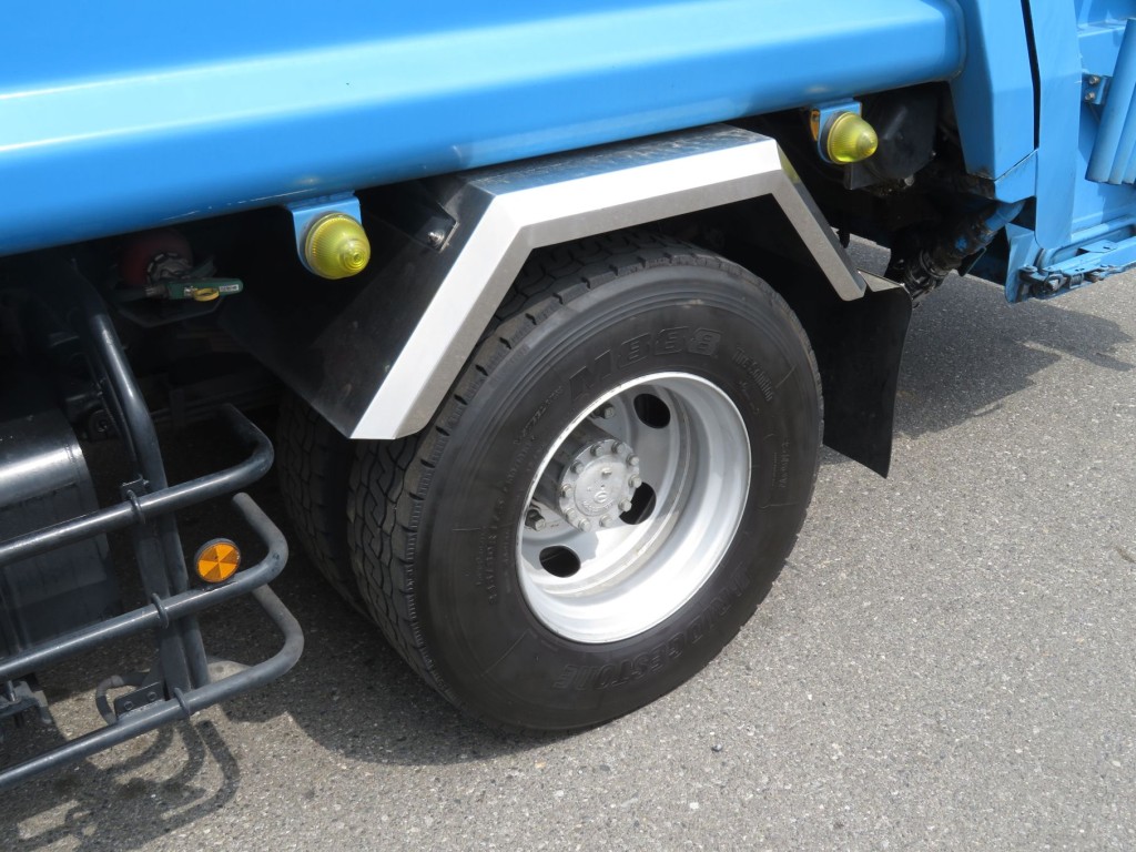 リアフェンダーはステンレス製です。|日野 レンジャー TKG-GC7JGAAの写真17