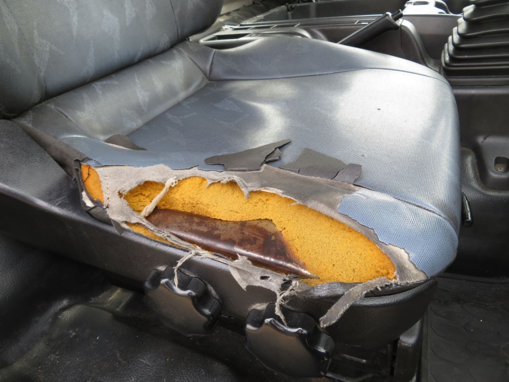 運転席座面の状態です。|日野 レンジャー TKG-GC7JGAAの写真28